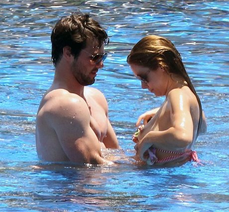 ゲイのラフなOnlyFans セクシーヌード 写真