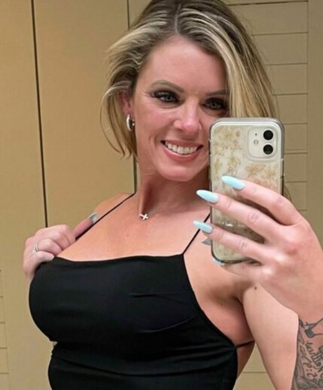 チンコを持つ女たち OnlyFans 美しいヌード ギャラリー