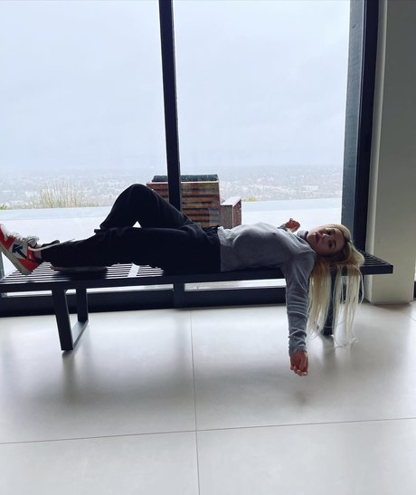 Ava Max エロティックなモデル ギャラリー