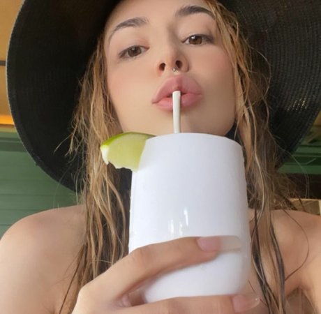 Ava Max 完璧なモデル 画像