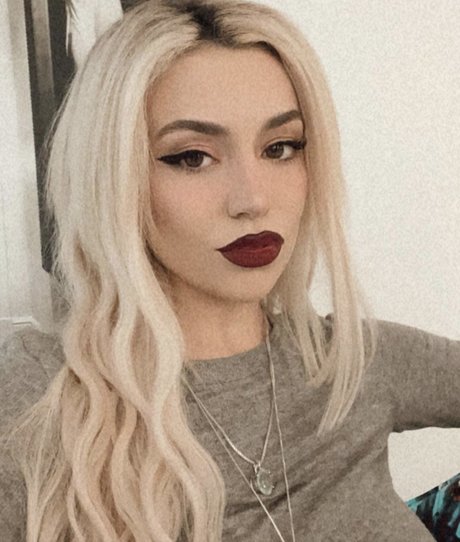 Ava Max 裸の女優 写真