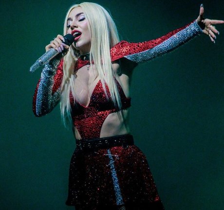 Ava Max xxxスター 写真