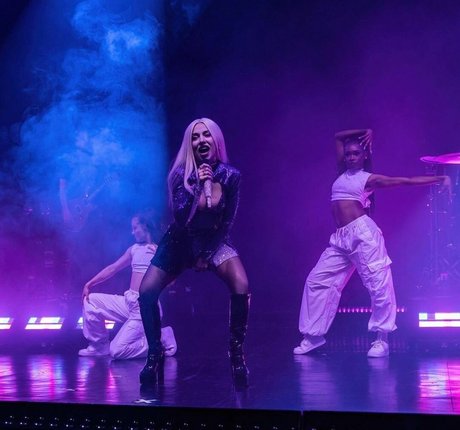 痩せた金髪の熟女OnlyFans セクシーヌード 写真