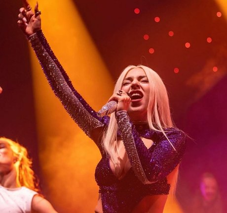Ava Max 美しいポルノスター 写真