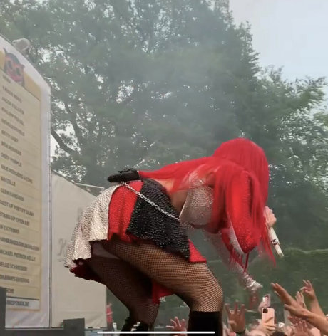 公共の場での猫のOnlyFans ヌード 画像