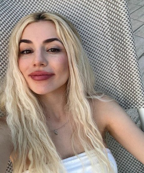 Ava Max トップモデル ギャラリー