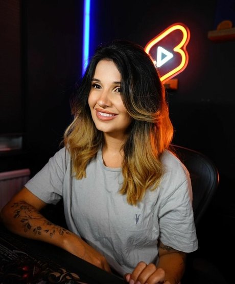 Cadaea ヌードのポルノスター 画像