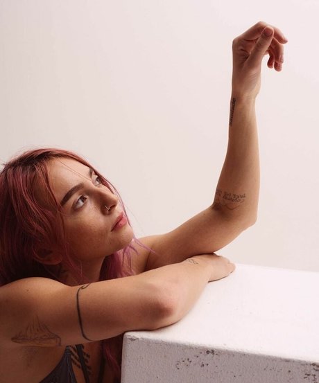 Eliza Grace 裸のスター ギャラリー