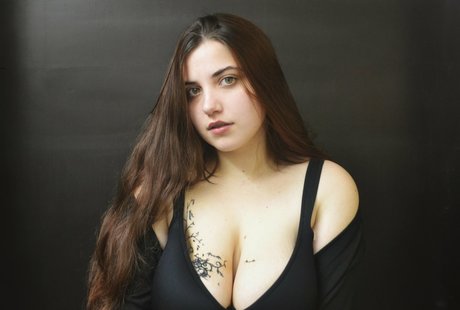 ニューハーフ巨乳OnlyFans セクシーヌード 写真