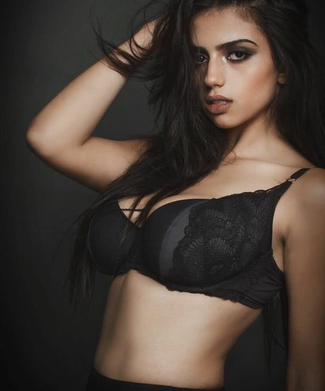 レズビアン ストラップオン OnlyFans 美しい 画像