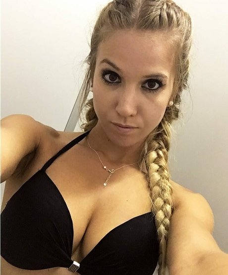 Veszprem Megye ヌードのポルノスター ギャラリー