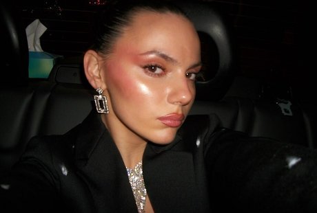 オイルを塗った巨乳OnlyFans パーフェクト 画像