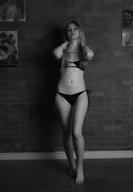 金髪の小柄なOnlyFans HD 画像