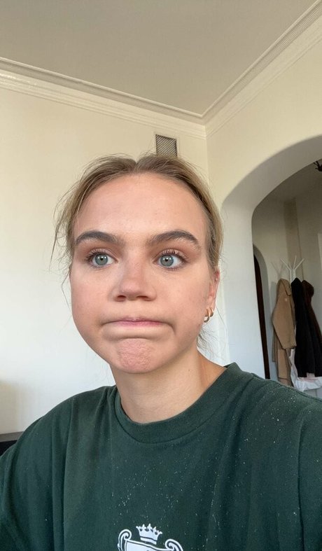 Emma Brooks アートモデル 画像