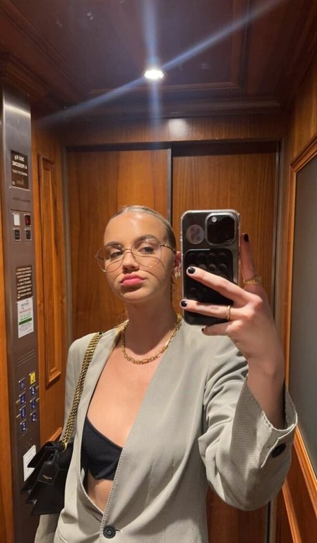 Emma Brooks 裸のスター ギャラリー