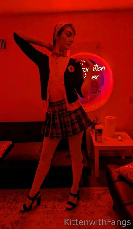 kittenwithfangsfree ポルノスター 裸 写真