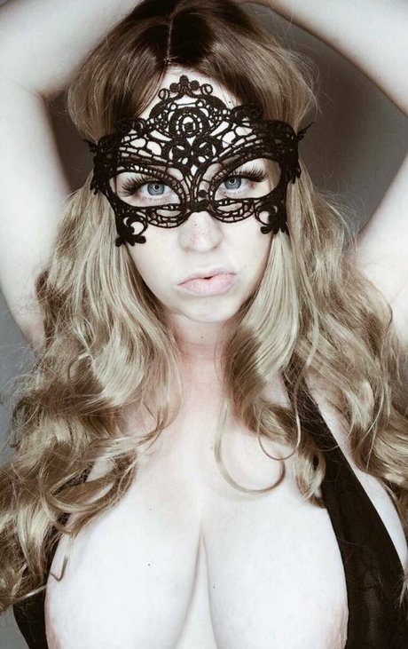 チンコを持つ女たち OnlyFans ホットヌード 写真