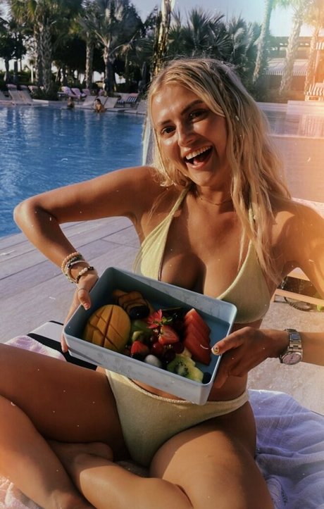 Lucy Fallon 完璧な女優 写真