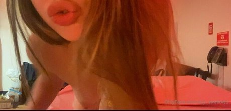 Izzy Swallows 素敵なモデル 写真