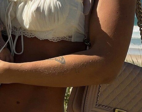 ティーンフィンガリングOnlyFans セクシーヌード 画像