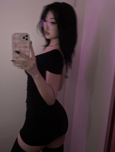 公共の場での猫のOnlyFans ポルノ 画像