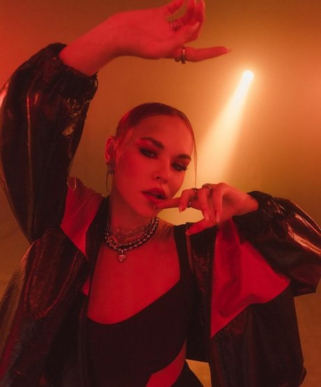 Taylor Upsahl アートスター ギャラリー