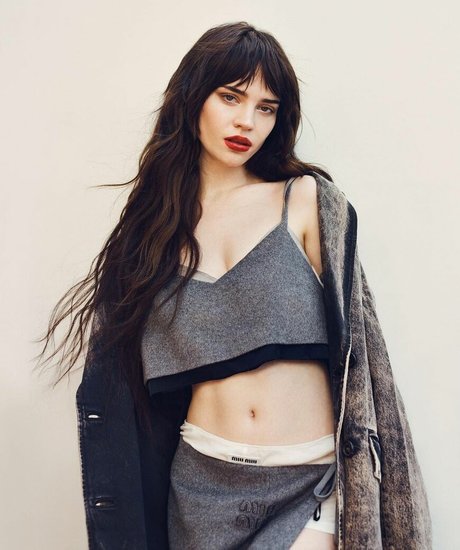 Sophie Thatcher 完璧なモデル 画像