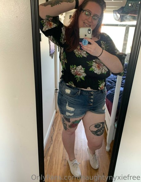 naughtynyxiefree トップモデル 写真