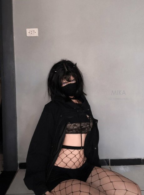 Vamp car エロティックなモデル 写真