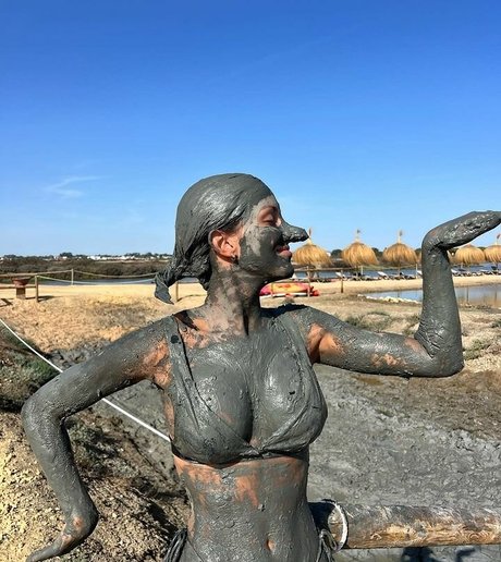 大きな黒い猫OnlyFans セクシー 画像