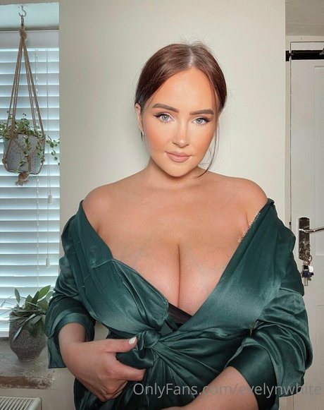 Evelynwhite ホットなポルノスター 画像