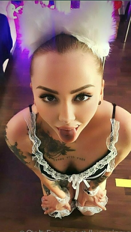 巨乳とお尻のOnlyFans アートヌード 写真