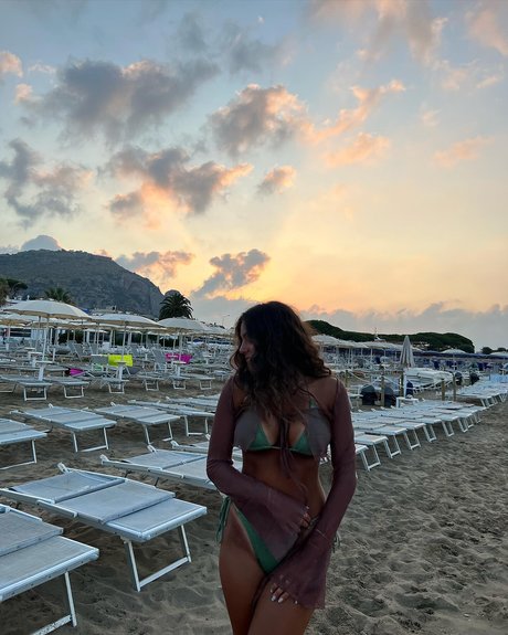 Monika Mancini 裸のモデル ギャラリー