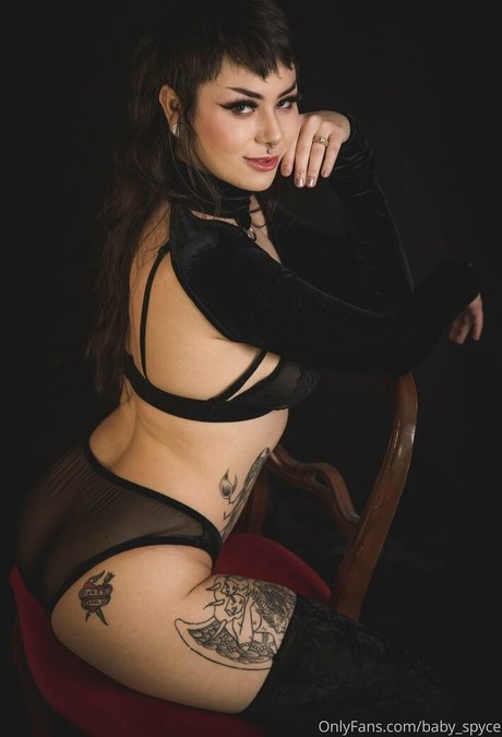 Synthia Valentine ホットなポルノスター 写真