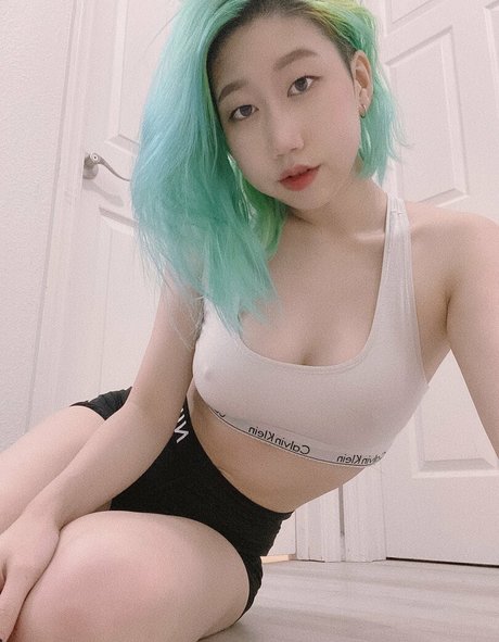 スターティーンオンリーファンズ セクシー裸 写真