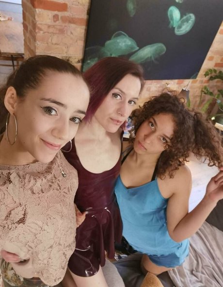 Miss Flora Femdom セクシーなポルノスター 写真