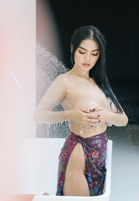 ぽっちゃりエモOnlyFans セクシー裸 写真