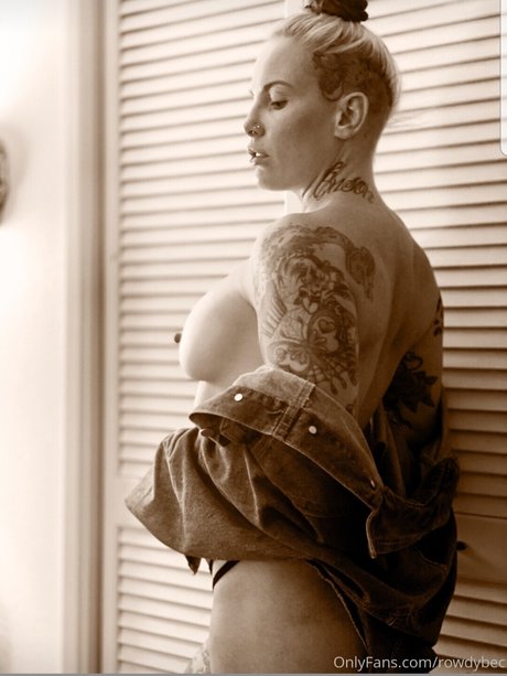Bec Rawlings ヌードモデル 画像