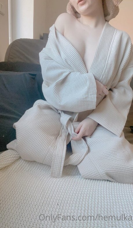 Hemulka ポルノスター ヌード 画像