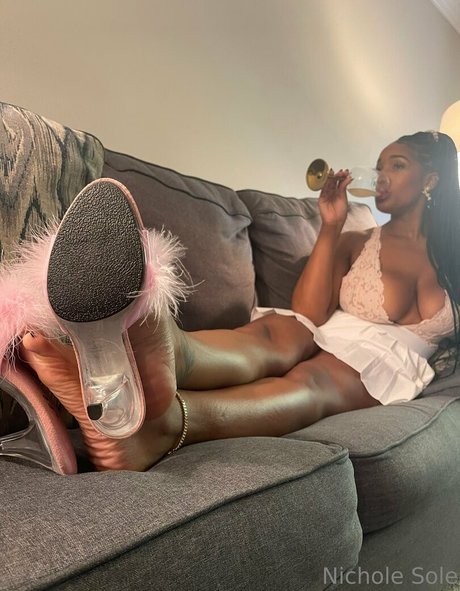 Nichole Sole ポルノスター トップ 写真