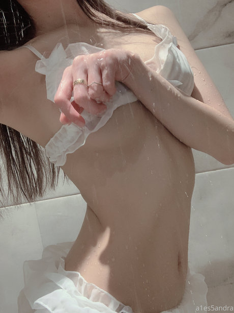 A1es5andra アダルトスター 写真