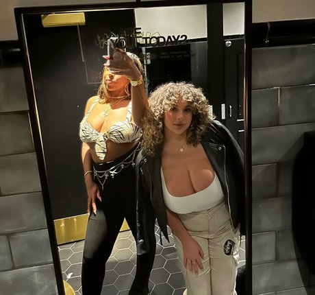 水中オンリーファン セックス ギャラリー