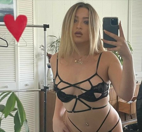 Scarlet Aviram top profile image