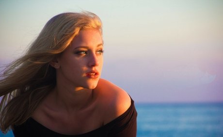 Lili Reinhart ポルノスター アダルト 画像