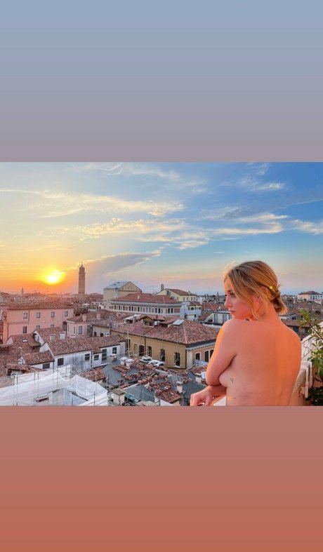 Lili Reinhart アートモデル 画像