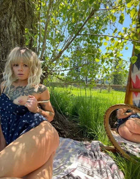 公共の場での猫のOnlyFans アートヌード 画像