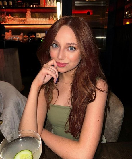 Ellie Schnitt ポルノスター 美しい アーカイブ