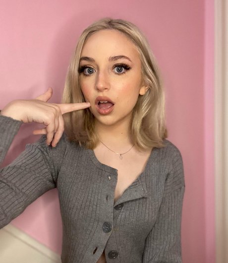 Ellie Schnitt 独占女優 写真