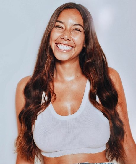 Desiree Flores 裸のモデル 画像