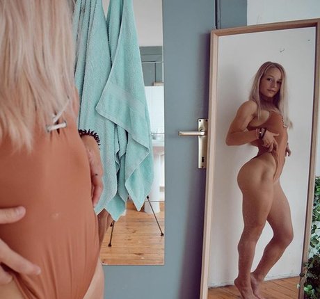 アジア人フィンドムOnlyFans セクシー 画像